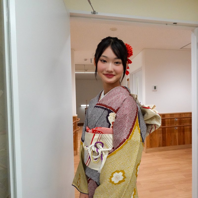 成人式の前撮り、振袖の着付けはどう頼む?|お母さまの振袖も、ご自宅で整える出張着付け